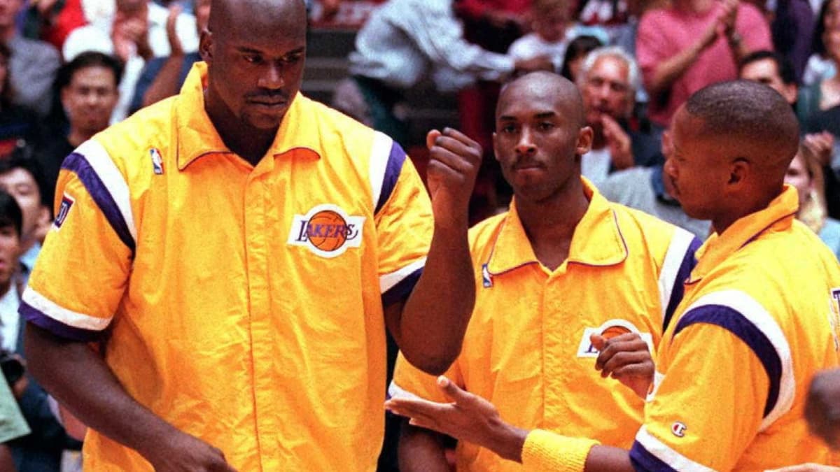 Kobe Bryant (au centre) avec Shaquille O'Neal lors de leur première saison aux Lakers en octobre 1996 Kobe Bryant (au centre) avec Shaquille O'Neal lors de leur première saison aux Lakers en octobre 1996