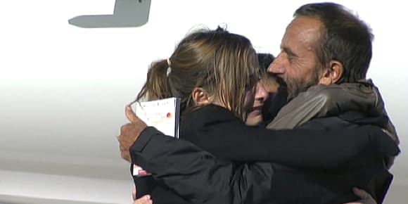 Daniel Larribe retrouve son épouse et ses filles, mercredi 30 octobre, à Villacoublay. Daniel Larribe retrouve son épouse et ses filles, mercredi 30 octobre, à Villacoublay.