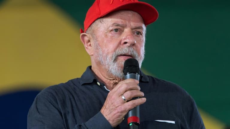 L'ancien président brésilien Luiz Inacio Lula da Silva lors d'une réunion avec des membres du Mouvement des travailleurs sans terre (MST), à Londrina, dans l'État du Parana, au Brésil, le 19 mars 2022