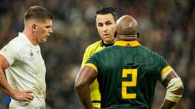 Bongi Mbonambi en discussion avec l'arbitre et Owen Farrell lors du match Angleterre-Afrique du Sud