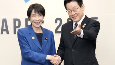 La nouvelle Première ministre japonaise, Sanae Takaichi (à gauche), et le président sud-coréen, Lee Jae-myung, se serrent la main avant les premières discussions bilatérales à Gyeongju, en Corée du Sud, le 30 octobre 2025.
