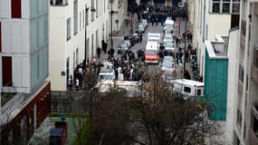 Les forces de l'ordre déployées devant les locaux de Charlie Hebdo, le 7 janvier 2015.