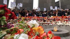 Des Arméniens réunis au Tsitsernakaberd memorial, à Erevan, la capitale arménienne, à l'occasion du centenaire de commémoration du génocide arménien, le 23 avril 2015.