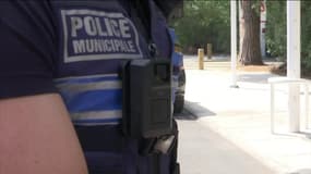 La police de la Grande-Motte teste ces caméras piétons, qui retransmettent en direct leurs images