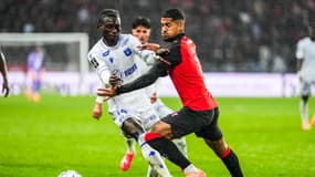 Gideon Mensah (Auxerre) et Ludovic Blas (Rennes) en Ligue 1, le 19 octobre 2025. 