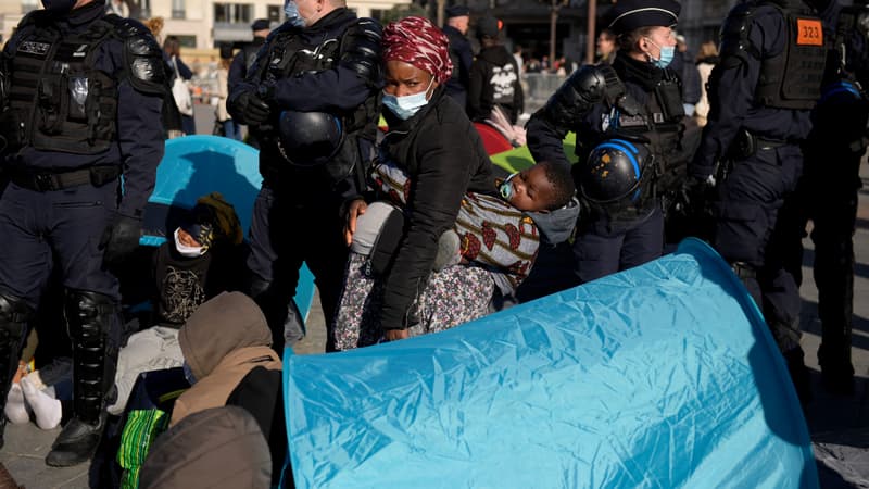 Des policiers et des migrants installés dans des tentes, à Paris.