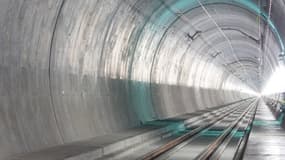 Dix-sept ans après le premier dynamitage dans la galerie principale, le plus long tunnel ferroviaire du monde a été inauguré officiellement en Suisse