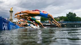 Des athlètes participent à la course de natation dans la Seine lors du triathlon individuel féminin aux Jeux Olympiques de Paris 2024 dans le centre de Paris le 31 juillet 2024