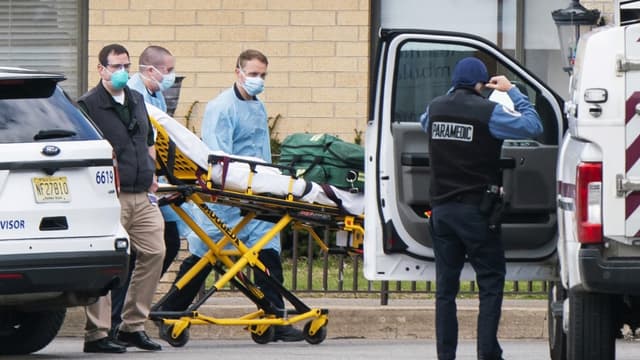 Une équipe médicale se préparant à transporter un patient du Andover Subacute and Rehabilitation Center, la maison de retraite où ont été retrouvés 17 corps entassés.