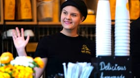 Une employée du tout nouveau café Joyeux, chaine de restauration inclusive, à New York (États-Unis), le 15 mars 2024. 