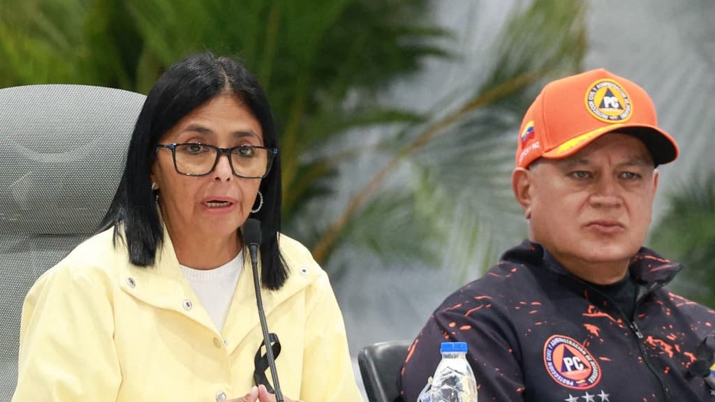 La vice-présidente exécutive Delcy Rodriguez (à gauche) s'entretient avec le ministre de l'Intérieur, de la Justice et de la Paix, Diosdado Cabello (à droite), lors d'une conférence de presse internationale à Caracas, au Venezuela, le 2 juillet 2026.