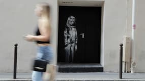 L'oeuvre attribuée à Banksy sur une porte de la salle du Bataclan, à Paris, le 25 juin 2018