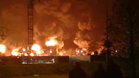 L'usine Lubrizol de Rouen, classée Seveso, en proie à un important incendie - Témoins BFMTV