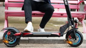 Cette trottinette électrique haut de gamme voit son prix chuter, fini les bouchons