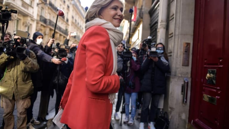 Valérie Pécresse, candidate LR à la présidentielle, arrive pour une rencontre avec l'ancien président Nicolas Sarkozy, le 11 février 2022 à Paris