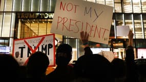 Des anti-Trump manifestent devant la Trump Tower, à New York, le 10 novembre. 