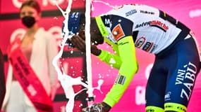 Biniam Girmay abandonne après sa blessure à l'oeil occasionnée par un bouchon de prosecco après la 10e étape du Giro