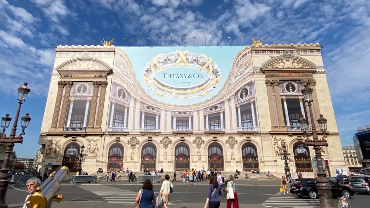 L'opéra Garnier, le 10 octobre 2023 à Paris, dont la devanture est recouvert d'une bâche publicitaire.