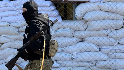 Un homme armé devant un batîment de l'administration de Slaviansk, à l'est de l'Ukraine.