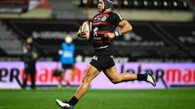 L'arrière de Toulouse, le Sud-africain Cheslin Kolbe, marque le 1er essai du match conte Pau en Top 14, le 12 février 2021 au stade Ernest Wallon