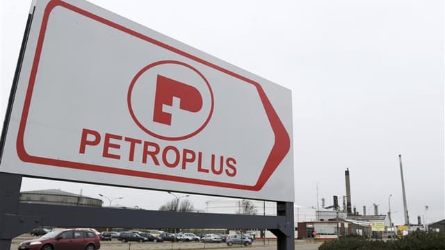 Le Parlement français a adopté définitivement jeudi la proposition de loi UMP dont l'objet est d'empêcher le détournement d'actifs d'une entreprise défaillante comme c'est le cas pour la raffinerie Petroplus. /Photo prise le 20 janvier 2012/REUTERS/Lauren