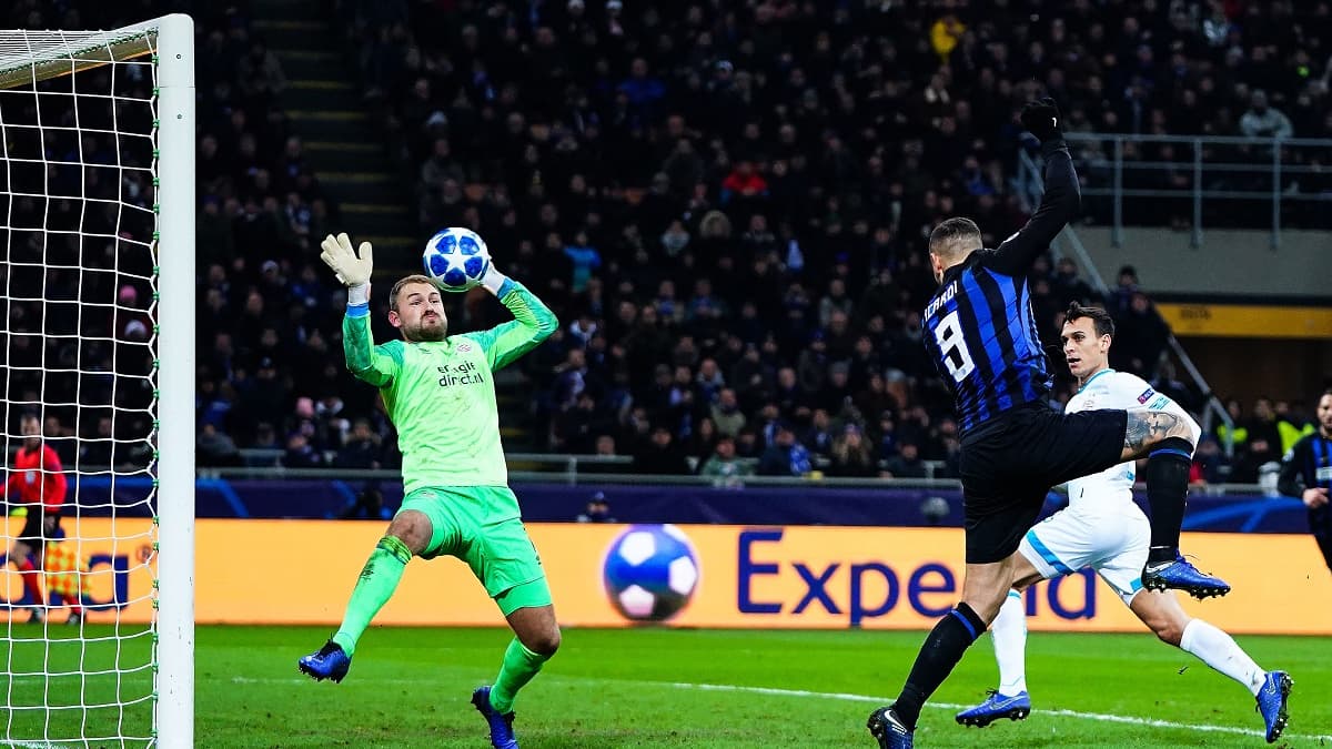 Mauro Icardi marque de la tête contre le PSV Eindhoven avec l'Inter en Ligue des champions en 2018 Mauro Icardi marque de la tête contre le PSV Eindhoven avec l'Inter en Ligue des champions en 2018