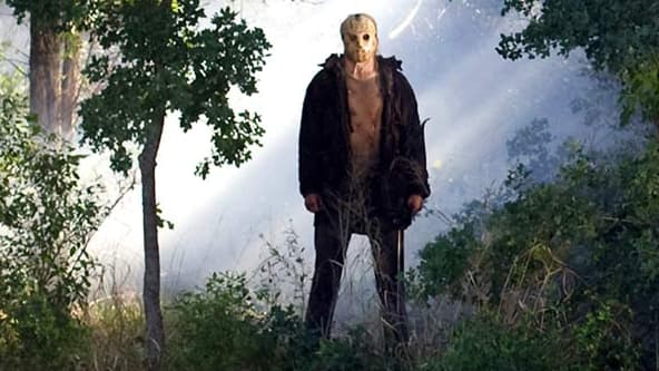 Paré d'un masque de hockey et hache à la main, l'un des jeunes était grimé en Jason, le héros de la saga d'horreur Vendredi 13