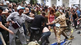 Le camp Maïdan est démonté dans la violence, à Kiev.