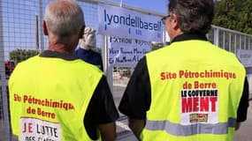 Devant la raffinerie LyondellBasell de Berre l'Etang, jeudi. Les salariés ont voté vendredi la reconduction pour 72 heures de leur mouvement de grève contre la fermeture du site. /Photo prise le 29 septembre 2011/REUTERS/Jean-Paul Pélissier