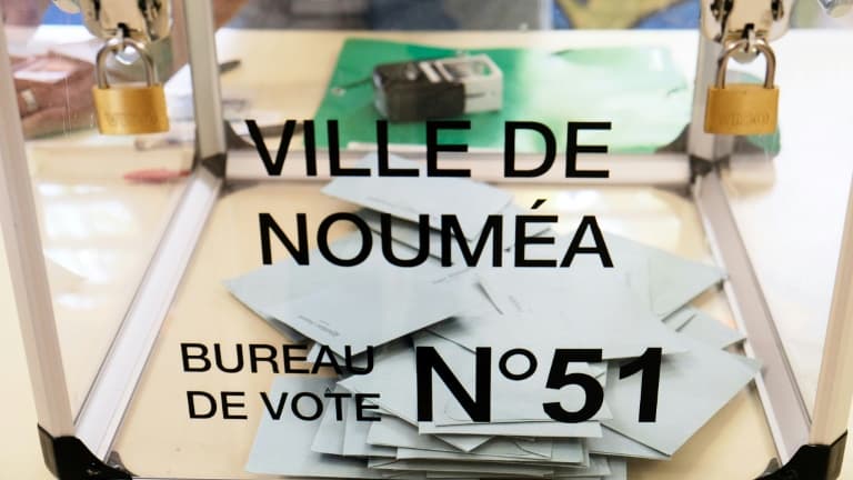 Une urne dans un bureau de vote à Nouméa, le 4 octobre 2020