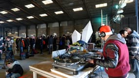 Des participants à une fête sauvage du Nouvel an dans un hangar désaffecté à Lieuron (environ 40 km au sud de Rennes), le 1er janvier 2021