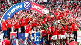 Les joueurs du PSV soulèvent le 25e trophée du club en Eredivisie, le dimanche 5 mai 2024