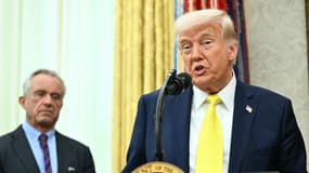 Le président américain Donald Trump s'exprime sous le regard du secrétaire à la santé et aux services sociaux Robert F. Kennedy Jr., dans le bureau ovale de la Maison Blanche à Washington, DC, le 18 avril 2025.