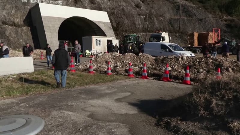 Colère agricole: "déterminés", des dizaines de manifestants bloquent un tunnel à Foix