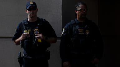 Des membres du Département de la Sécurité intérieure se trouvaient devant le tribunal de district des États-Unis pour le district Est de Virginie lors de la comparution de l'ancien directeur du FBI, James Comey, à Alexandria, en Virginie, le 8 octobre 2025.