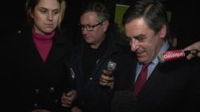 Sourire de François Fillon à la sortie du meeting de Saint-Médard-en-Jalles.