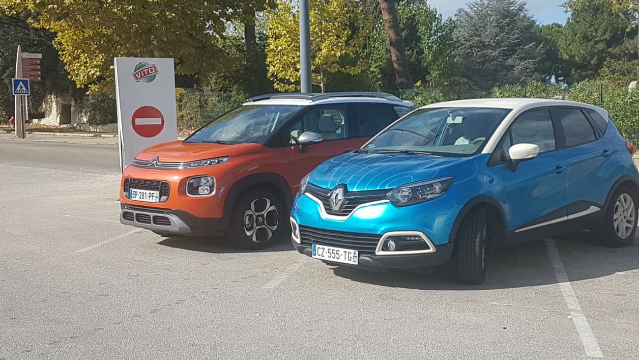 Le C3 Aircross face à un autre de ses concurrents déclarés: le Renault Captur, roi de la catégorie en Europe. Le C3 Aircross face à un autre de ses concurrents déclarés: le Renault Captur, roi de la catégorie en Europe.