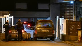 Des gendarmes devant la gendarmerie de Ghyvelde, où un homme s'est présenté en s'accusant de cinq meurtres commis dans l'après-mid, le 14 décembre 2024 dans le Nord