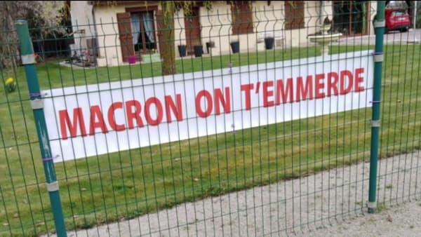 Une banderole "Macron on t'emmerde" affichée devant une maison de Saint-Agnan-de-Cernières (Eure), en avril 2023.