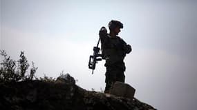 Soldat de la légion étrangère française en patrouille dans la province de Kaboul en Afghanistan. Selon une source proche du dossier, l'armée française devra économiser 3,5 milliards d'euros sur la période 2011-2013 dans le cadre de la politique de réducti