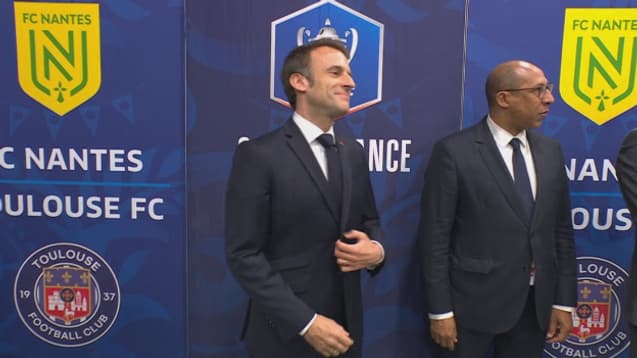 Emmanuel Macron dans les couloirs du Stade de France avant la finale de la Coupe de France