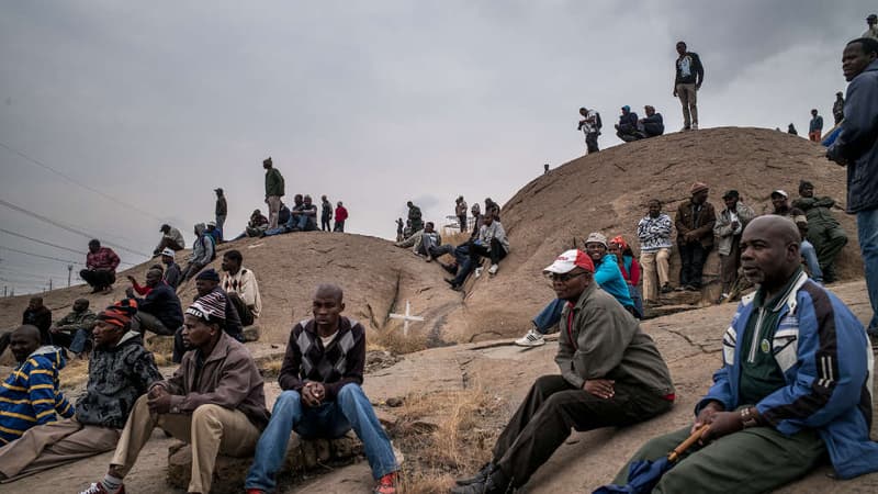 Deux ans après le drame, où 34 grévistes mineurs ont été abattus par les forces de police, plusieurs milliers de personnes se sont rassemblées, devant la mine de Marikana. Un scandale qui avait secoué le pays, rappelant les heures sombres de l'apartheid.
