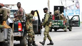 Militaires des Forces républicaines de Côte d'Ivoire (FRCI, l'armée gouvernementale), en patrouille dans le quartier de Yopougon. Cette zone de l'ouest d'Abidjan a vu les affrontements entre armée ivoirienne et miliciens fidèles au président déchu Laurent