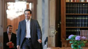 Le chef de la Coalition de gauche radicale, Alexis Tsipras, chargé par le président grec de former un gouvernement de coalition, a exclu mardi de se plier aux plans européens de sauvetage et a menacé de nationaliser les banques. /Photo prise le 8 mai 2012