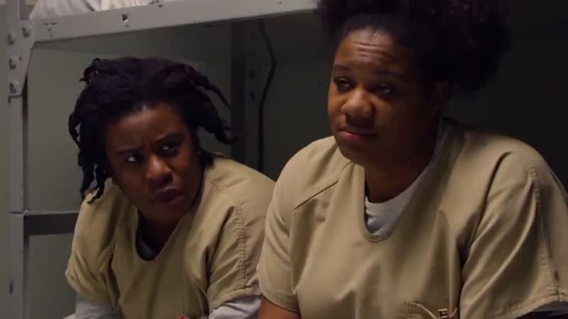 Suzanne et Cindy, deux héroïnes d'Orange is the New Black, rendent hommage à Johnny