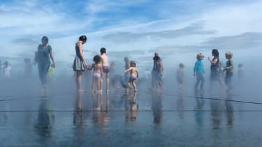 Créé en 2006, le miroir d’eau est l'un des espaces publics les plus fréquentés de Bordeaux, par ses habitants et de nombreux touristes.