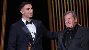 Emiliano Martinez et son père Alberto avec le trophée Lev Yachine, le 30 octobre 2023