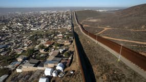 Un camp de la Garde nationale mexicaine récemment monté à côté de la frontière entre le Mexique et les États-Unis, dans l'État de Basse-Californie au Mexique, le 26 février 2025.