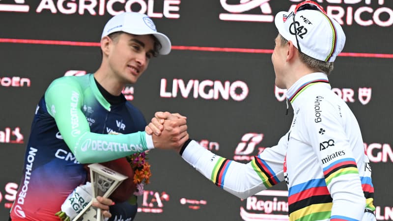 Paul Seixas et Tadej Pogacar sur le podium des Strade Bianche le 7 mars 2026 2248288