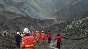 Photo fournie par les pompiers birmans de sauveteurs sur les lieux d'un glissement de terrain dans le nord de la Birmanie, le 2 juillet 2020.